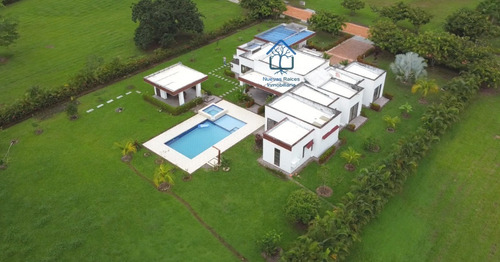 Vive En El Lujo Con Esta Impresionante Propiedad Con Piscina En El Exclusivo Condominio De Santa Teresita