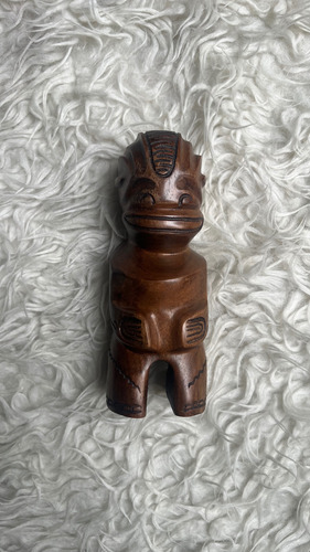 Estatuilla Tiki Madera Islas Marquesas Polinesia Francesa. Marrón