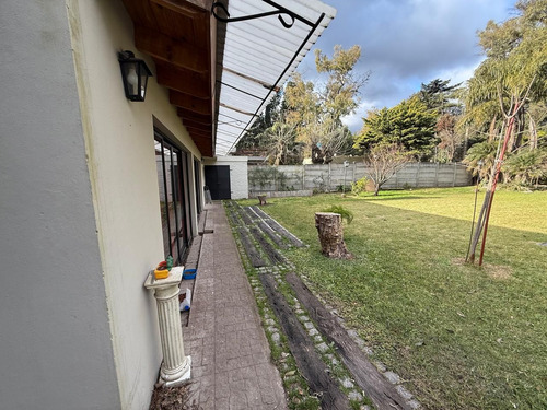 Venta Casa Con Parque Pileta, Parque Leloir, Ituzaingo.