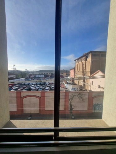 Edificio De 3 Pisos Con Locales Comerciales En Arriendo.