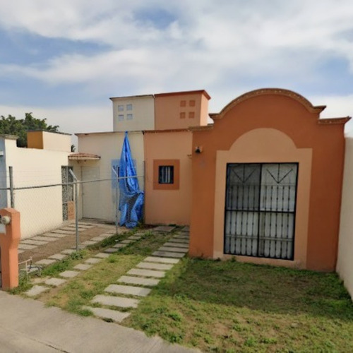 Venta De Casa En Cto. Toronjil, Hacienda Los Fresnos, Jalisco. Jtc052