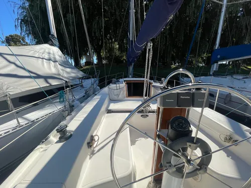 Velero Vip 33.5 Volvo Penta 29 Hp Timón Rueda Orza
