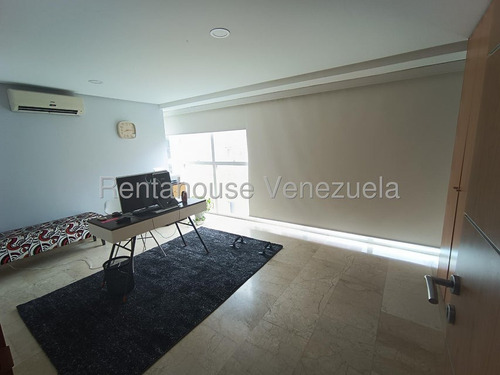 Un Hogar Que Combina Lujo, Amplitud Y Ubicación Privilegiada ___ Rahml ___ 25-21807