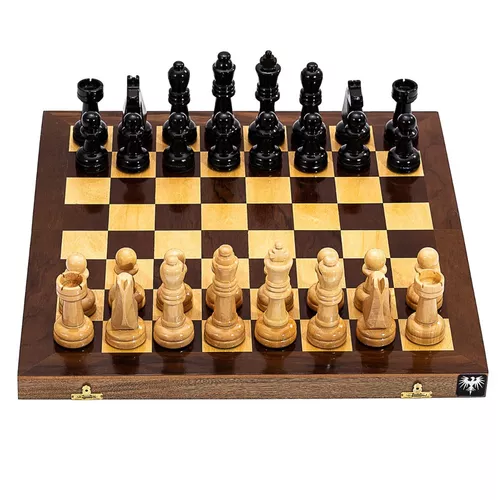Peças de xadrez de madeira branca dispostas no tabuleiro de xadrez