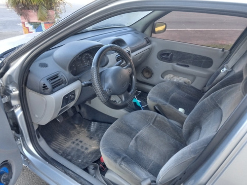 Renault Clio Sedan 2005 1.0 16v Privilège 4p