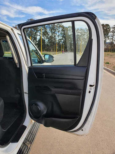 Imagen 8 de 13 de Toyota Hilux 2016 2.4 Cd Dx 150cv 4x2