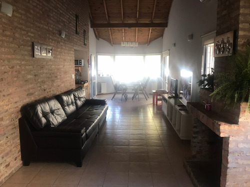 Chalet De 2 Plantas A 500 Más De Las Lomitas ,pileta,parrilla,garaje,césped