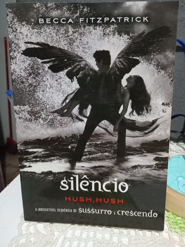 Silêncio: (série Hush, Hush Vol. 3), De Fitzpatrick, Becca. Série Hush, Hush (3), Vol. 3. Editorial Editora Intrínseca Ltda., Capa Mole Em Português, 2011 (Usado)
