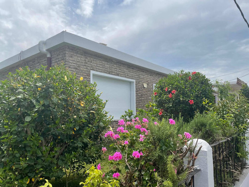 Alquilo Piriapolis Linda Casa Nuevita En Pleno Centro Cerca De Todo A 4 De La Playa 2 Dormitorios Amplios Garage Cerrado Lindo Jardin Equipamiento De Alta Gama Totalmente Equipada Para 6 Personas
