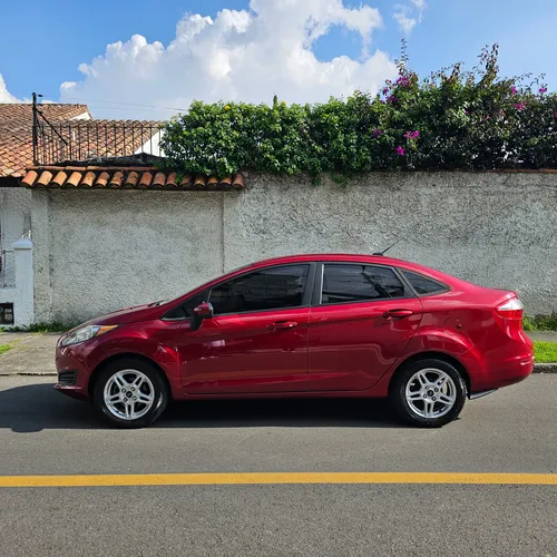 Ford Fiesta 1.6 sedan automático