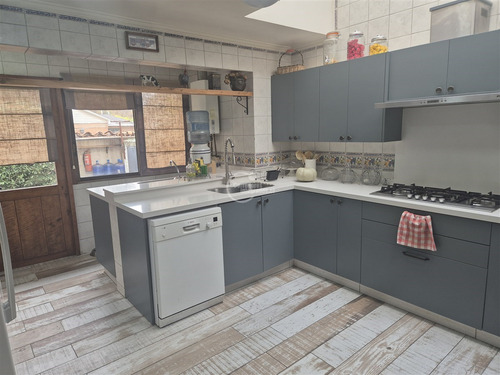 Casa En Venta De 6 Dorm.en Lo Barnechea.calle Cerrada.