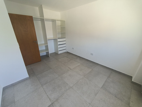 Venta Casa 3 Dormitorios, Amplio Jardín. 43 E/ 23 Y 24, La Plata