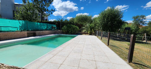Venta Casa Amplia Y Funcional / Barrio Cerrado / 3 Dorm