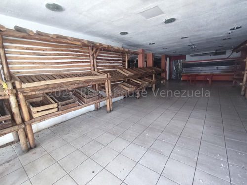 Local Comercial De Esquina Y A Pie De Calle (antiguo Local De Agrofrutas) En La Calle Igualdad