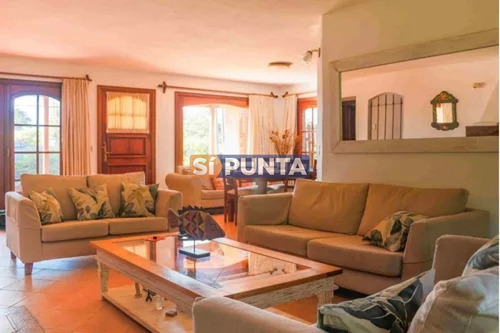 Imagen 5 de 18 de Venta De Casa De 4 Dormitorios En Barrio Super Tranquilo