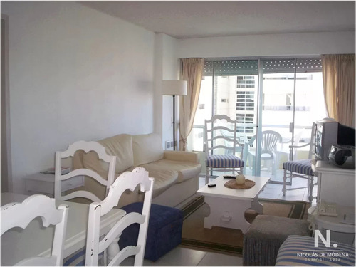 Apartamento De 2 Dormitorios En Edificio Torre Marina , Punta Del Este , Playa Brava