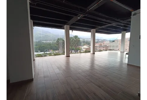 Se Arrienda Local Comercial Nuevo En Copacabana.