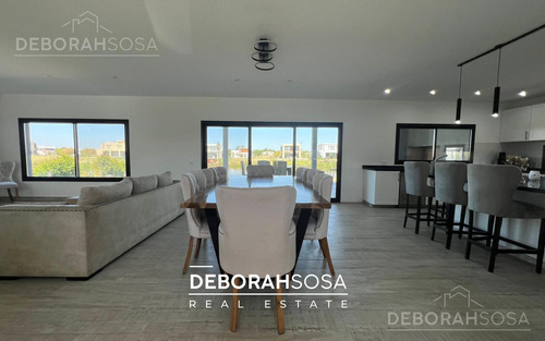 Casa En Venta Cuatro Dormitorios Seis Ambiente A La Laguna Pileta El Naudir Escobar