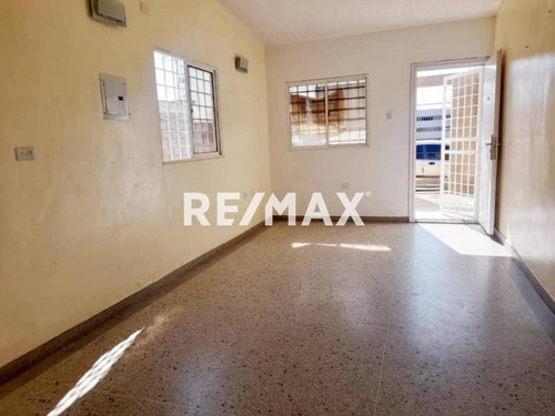 Re/max Acción - En Venta Casa En Urbanismo Privado Coro Estado Falcón