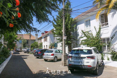 Impecable Y Luminosa Casa En Pasaje Cerrado