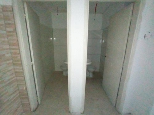 Imagen 8 de 14 de Local -amplio Local Comercial Con Depósito Y Entrada De Camiones.