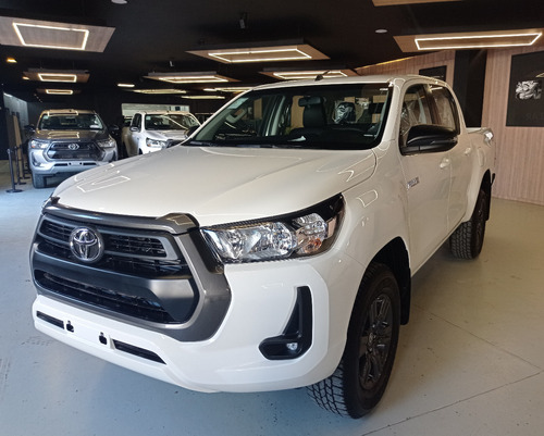 Toyota Hilux 4x4 D/c Sr 2.8 Tdi 6 M/t