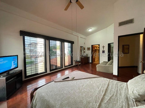 Casa En Venta Maracay Urb Andres Bello Con Piscina Y Parrillera En Buenas Condiciones Zona Norte Kg:24-24527