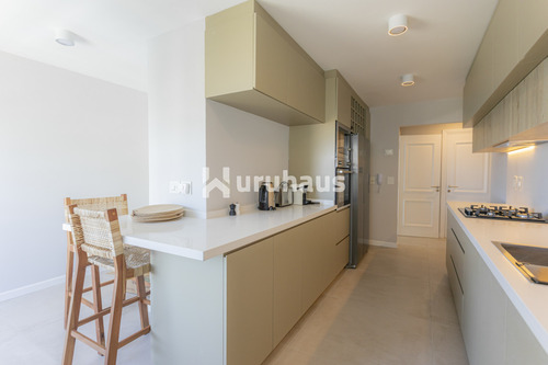 Venta Apartamento Tres Dormitorios Playa Mansa Primera Linea Edificio Coral Tower
