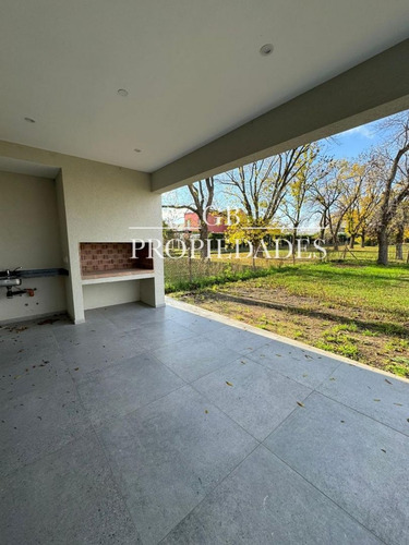 Venta De Casa 5 Ambientes En Pilar Del Este / Santa Elena