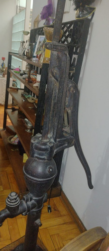 Lámpara De Pie. Antigua Bomba De Agua. Zona Caballito Agua Negro (Usado)