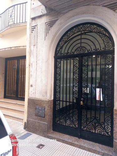 Imagen 1 de 14 de Tucuman Y Parana 126 M2. A Refaccionar. Apto Vivienda O Profesional