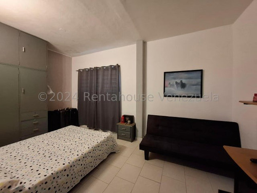 En Venta Amplia Y Hermosa Casa Con Apartamento En El Limon Db 25-4638