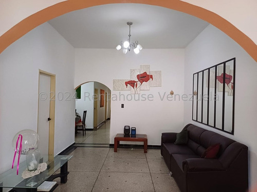 Casa En Venta Ubicada En San Ignacio Maracay, Fvina 25-1882