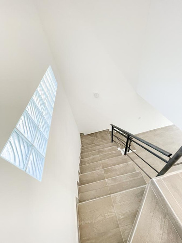 Casa Duplex De Pasillo En Arroyito