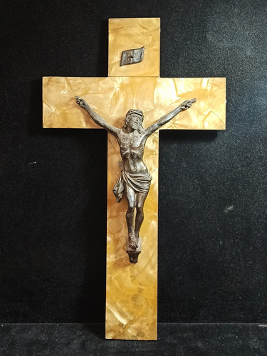 Antiguo Crucifijo De Pared De Metal Plateado Madera Y Nacar 