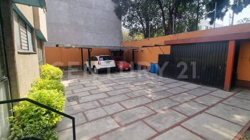 Casa De 2 Niveles Con Jardín Y Cancha De Frontón En Parque San Andrés, Coyoacán.