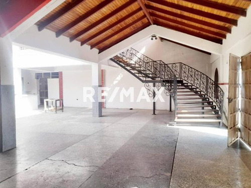 Re/max Acción - En Venta Local Ideal Como Salón De Fiestas Coro Estado Falcón