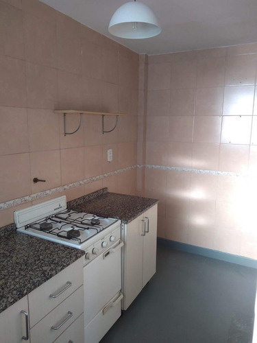Muy Buen Departamento De Dos Ambientes, Al Frente Con Balcon
