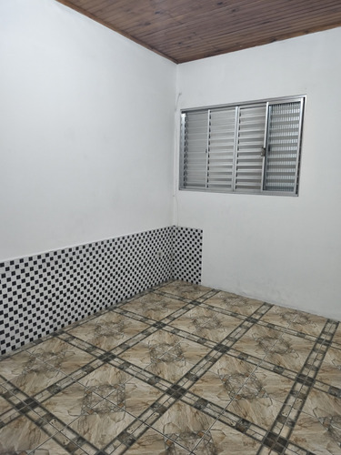 Aluga Se Casa Grande Com 3 Quartos, 2 Banheiros E Lavanderia