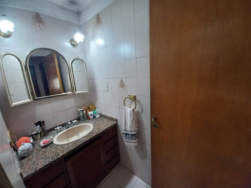 Venta Casa Lote Propio Con Garage Cubierto Y Local En Esquina 2 Plantas Con 2 Terrazas Tiene 166 M2 Cubiertos. A 3 Cuadras Parque Sarmiento Y Av Balbin, 4 Cuadras Av Gral Paz Y A 3 Cuadras Av Parque