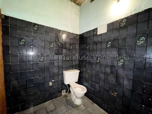 Casa En Alquiler Con Amplios Espacios En San Ignacio Maracay Estacionamiento Techado Agua Constante Estef 25-3327