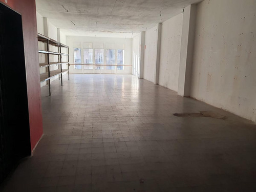 Imagen 21 de 22 de Edificio Comercial, 18 De Julio Entre Paraguay Y Rio Negro