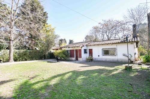 Casa De Dos Dormitorios, Quincho Y Pileta Sobre Amplio Parqu