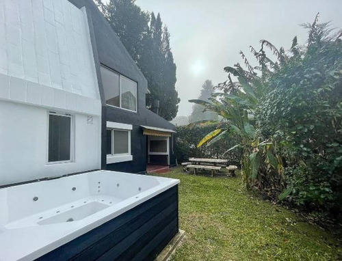 Casa En Venta - 2 Dormitorios 2 Baños - 300mts2 - Berazategui