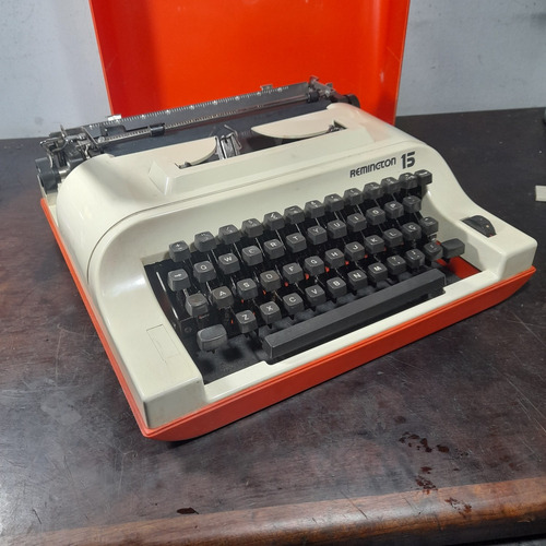 Imagem 2 de 7 de Máquina De Escrever Decorativa Antiga Não Funciona Remington