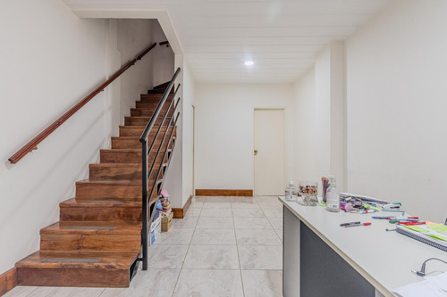 Casa Triplex Con Cochera Y Patio En Venta En Muñiz