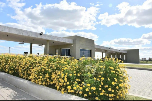 Venta Lote 882 Fondo De Laguna En Barrio Cerrado Santa Clara Al Sur