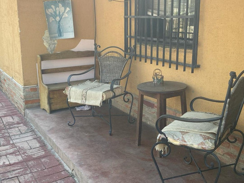Venta De Dos Casas Con Excelente Potencial Ubicada En Los Guayabitos Prados Del Este Yc