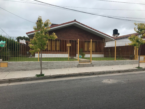 Casa De Dos Dormitorios , Cerca Del Centro, Gas Natural