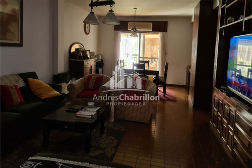 Hermosa Casa Semicéntrica De Tres Dormitorios Con Pileta